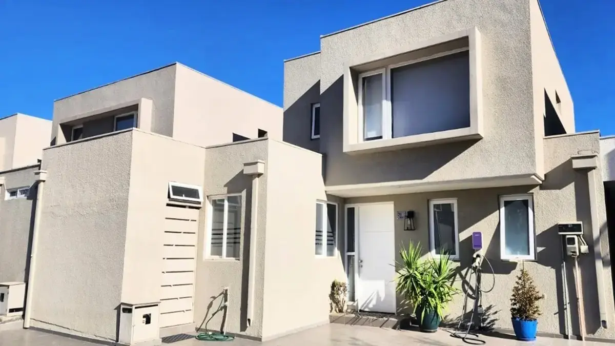 Imagen del frontis de casa estilo mediterráneo