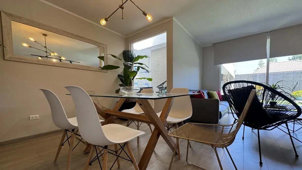 Vista zona comedor, al fondo ventanal con acceso al patio.