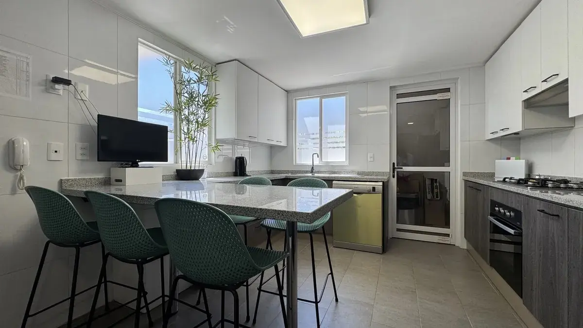 Vista de cocina con comedor de diario. 