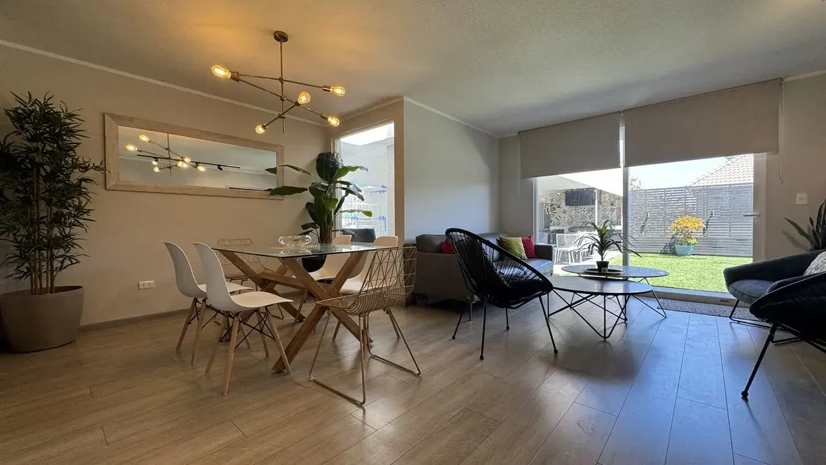 Vista de living y comedor, hacia el patio (oriente a poniente)