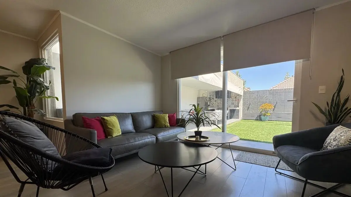 Vista de living, al fondo ventanal con acceso al patio.