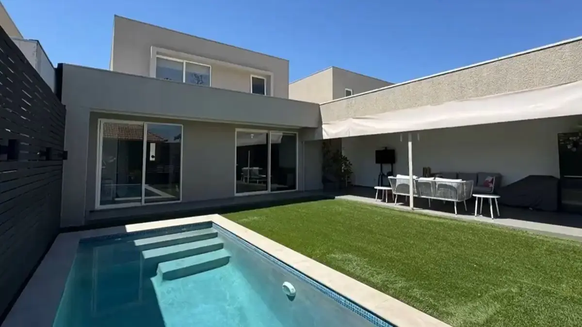 Vista patio desde piscina a casa.