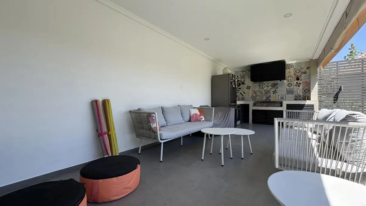 Vista de terraza, de fondo quincho.