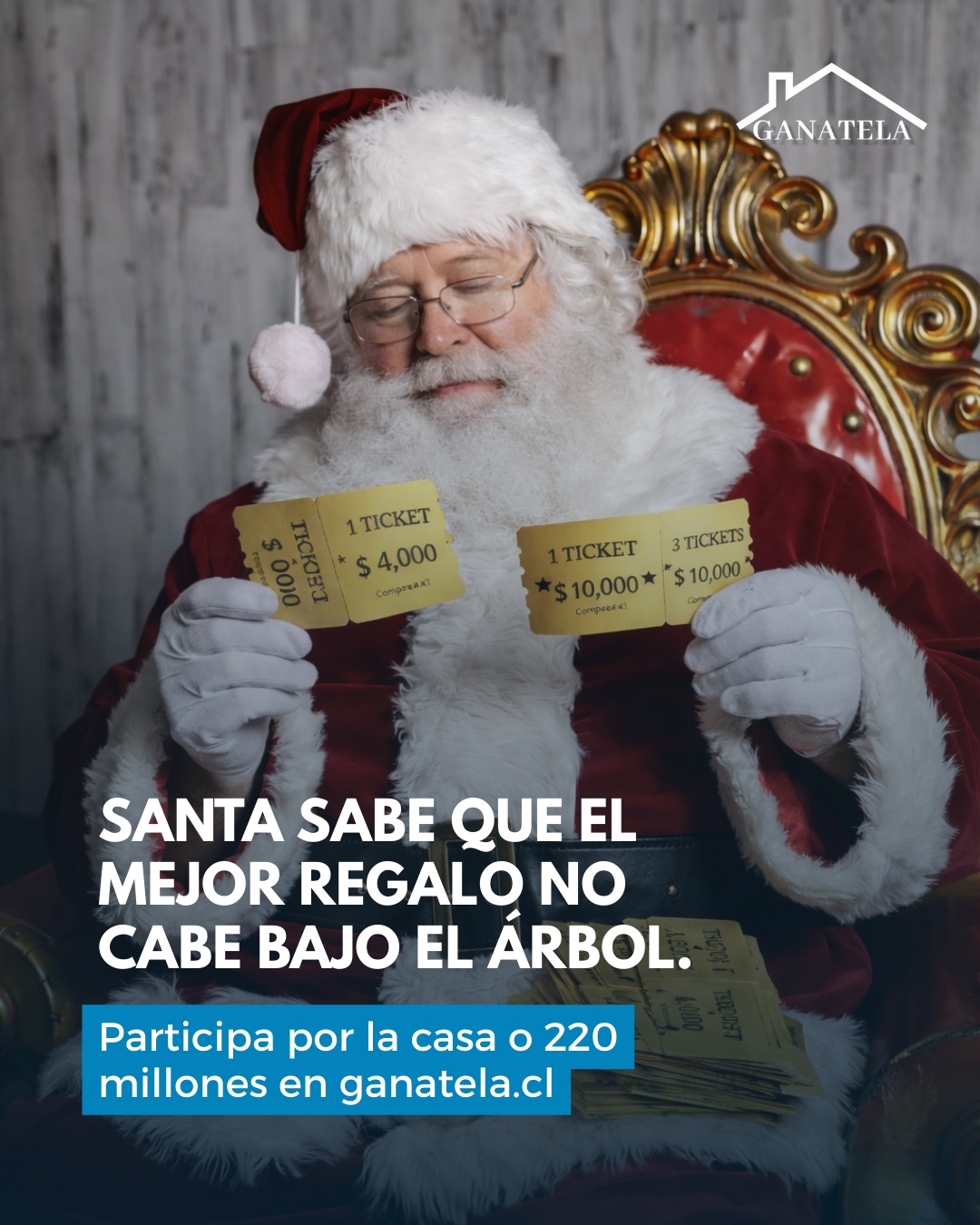 Santa con 2 tickets en sus manos